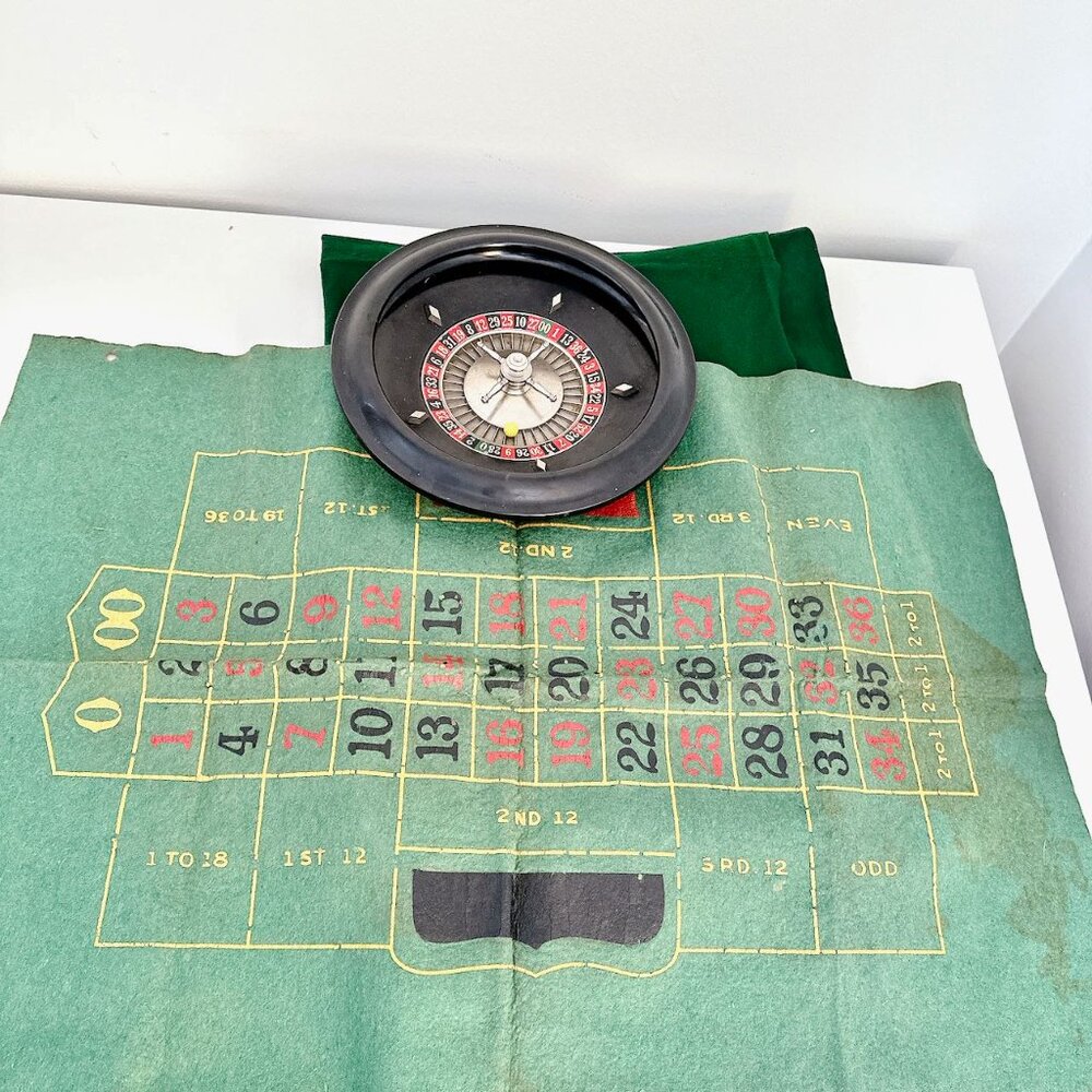 VINTAGE 13" ROULETTE WHEEL AND BOARD AP GAMES MADE IN USA GREEN FELT